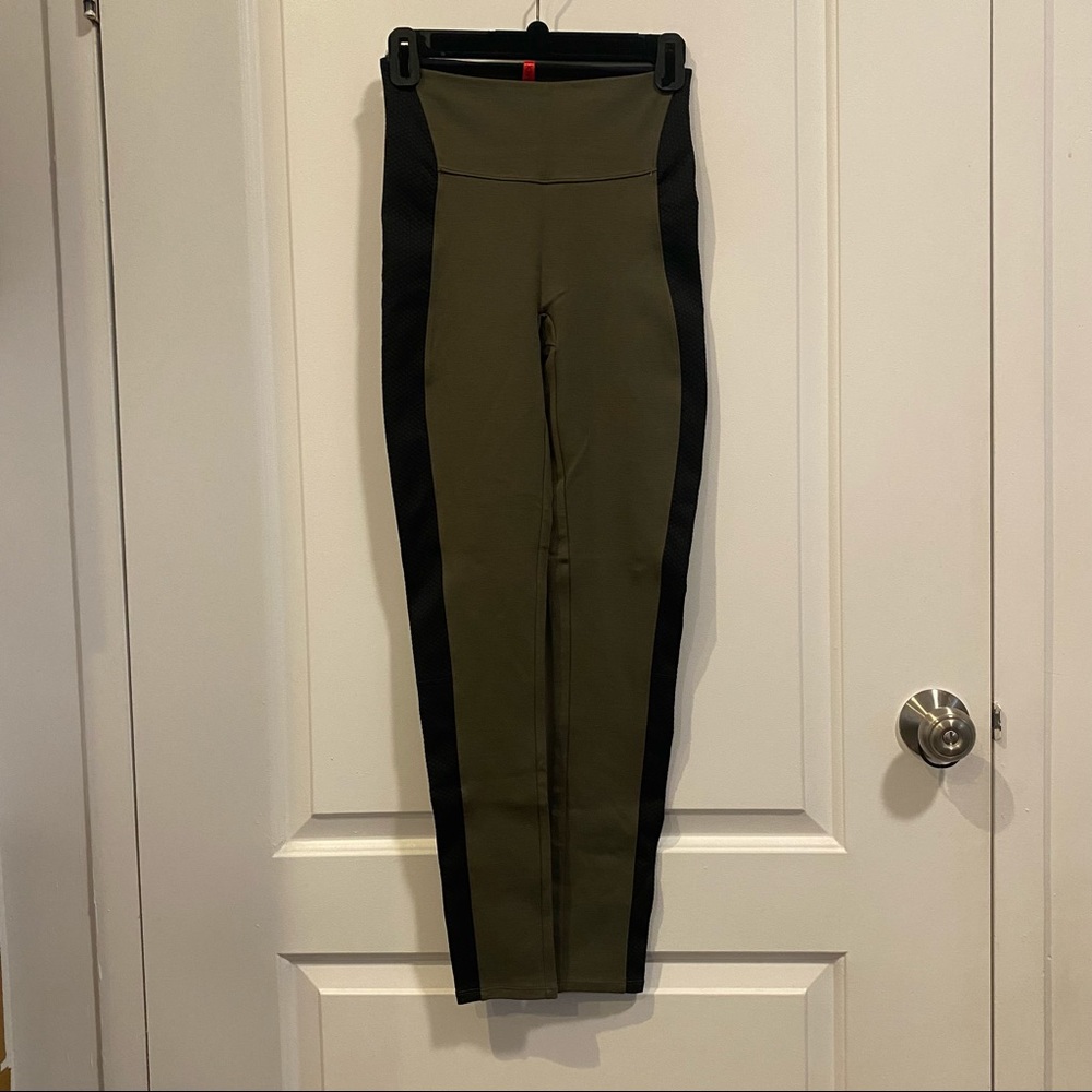 Spanx Textured Side Panel Leggings - Picture 4 of 5